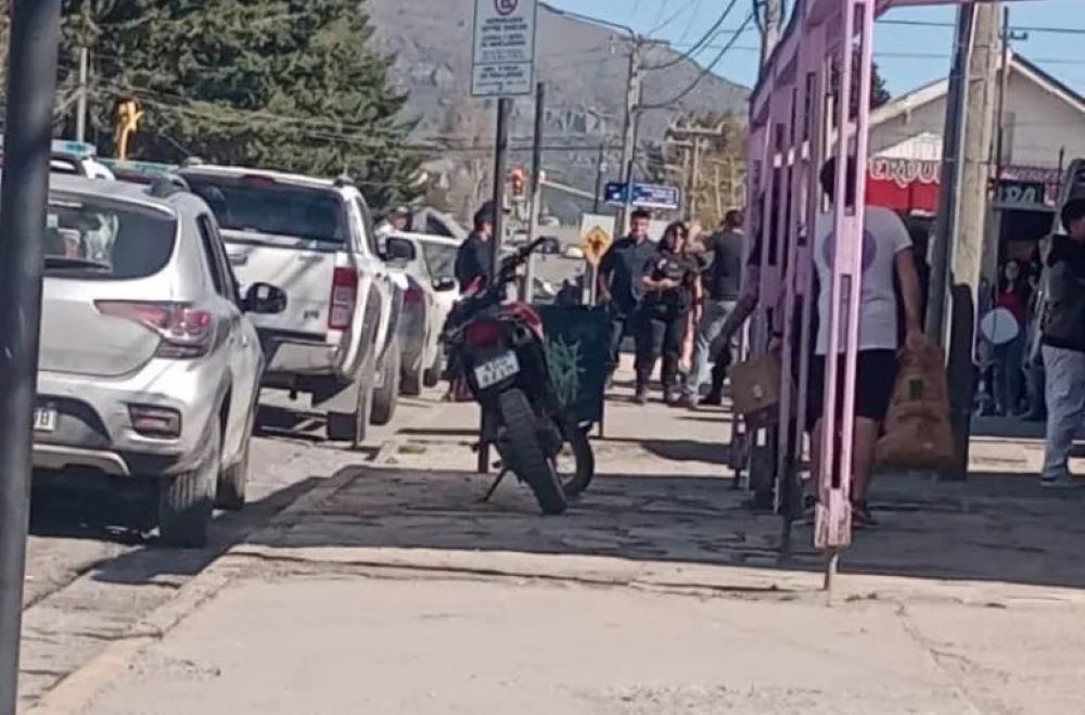 La fuerte discusión de pareja sorprendió a los transeúntes de Bariloche, y debió intervenir la policía. Un mensaje habría desatado el alternado.&nbsp;