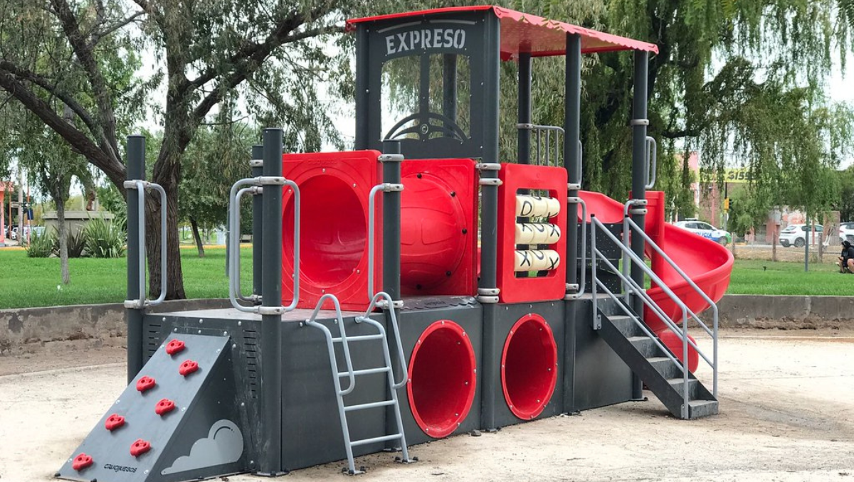 El Paseo del Ferrocarril comienza a renovarse con nuevos juegos temáticos para los niños de Cipolletti.