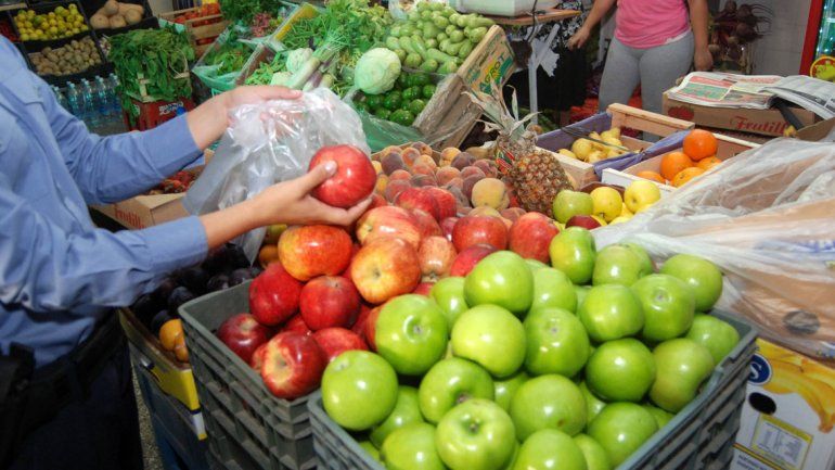 Las manzanas producidas en el Alto Valle están perdiendo mercado y en los comercios cada vez se venden más las importadas.