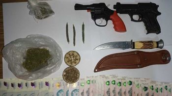 Los dos hombres llevaban marihuana, porros, armas de juguete y dinero en sus mochilas. Los dos hombres llevaban marihuana, porros, armas de juguete y dinero en sus mochilas.
