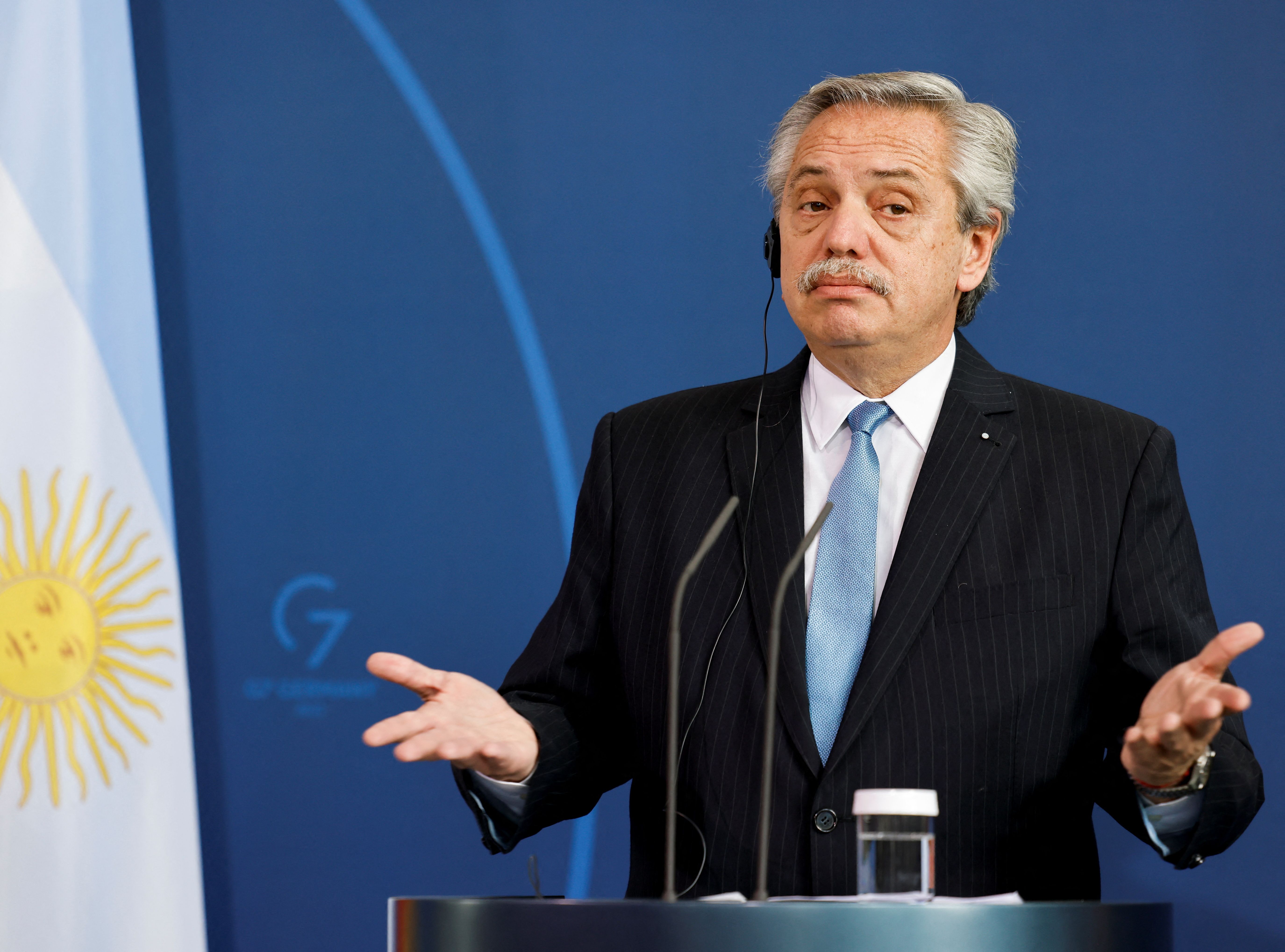 El presidente argentino Alberto Fernández asiste a una conferencia junto al canciller alemán en Berlín, Alemania, el 11 de mayo de 2022. REUTERS/Hannibal Hanschke