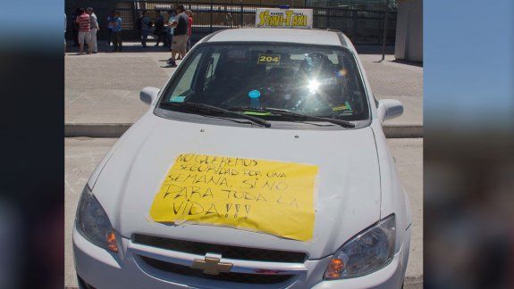Otro salvaje robo a un taxista: se tiró al canal para que no lo maten