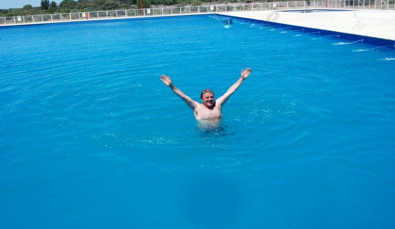 Tortoriello inauguró la última temporada con un chapuzón en la pileta municipal de la Isla Jordán.