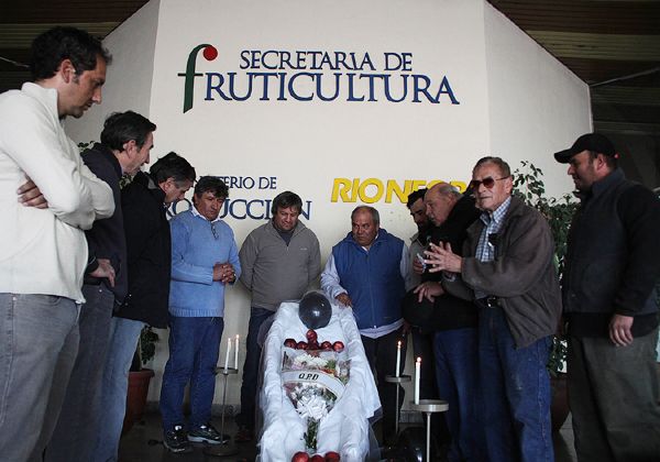 Velaron los restos de la fruticultura de la región