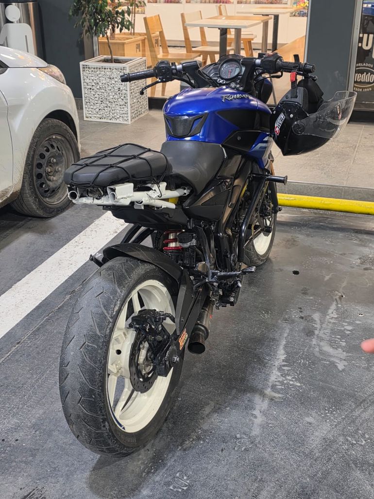La moto resultó secuestrada por carecer de papeles con documentación y poseer caño de escape adulterado. La moto resultó secuestrada por carecer de papeles con documentación y poseer caño de escape adulterado.