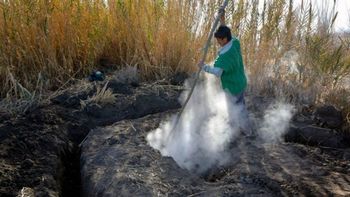 Extraño fenómeno en Mendoza: la tierra emana una humareda