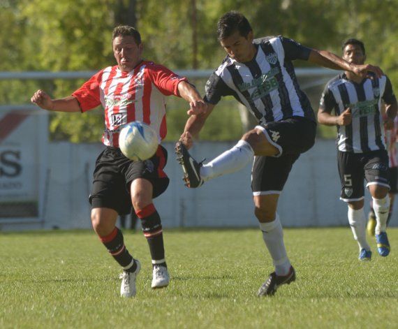 Pinto volvió a jugar después de 8 meses y completó los 90 minutos ante Sansinena.