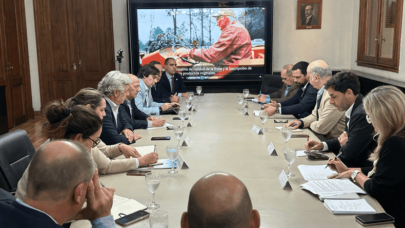 Funcionarios del INTA, de Economía y la Mesa de Enlace, ayer en la reunión para definir la reestructuración del INTA.