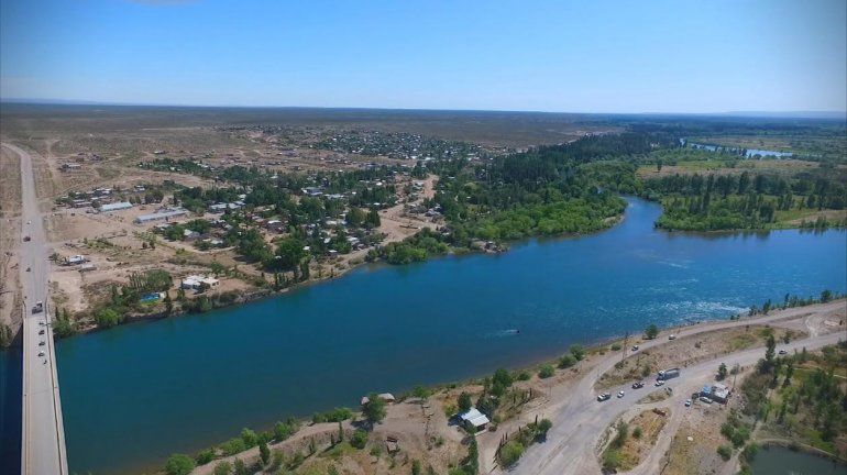 Al oeste de Las Perlas, se abre su zona de chacras. Sin embargo, las tierras rurales no pertenecen, administrativamente hablando, a la comunidad perlense. Se encuentran en un limbo jurisdiccional. Están en el ejido de Cipolletti, pero en el área del Departamento de El Cuy.