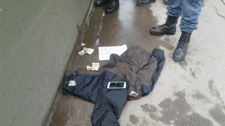 El joven dejó sus pertenencias y una nota antes de tirarse al río. 