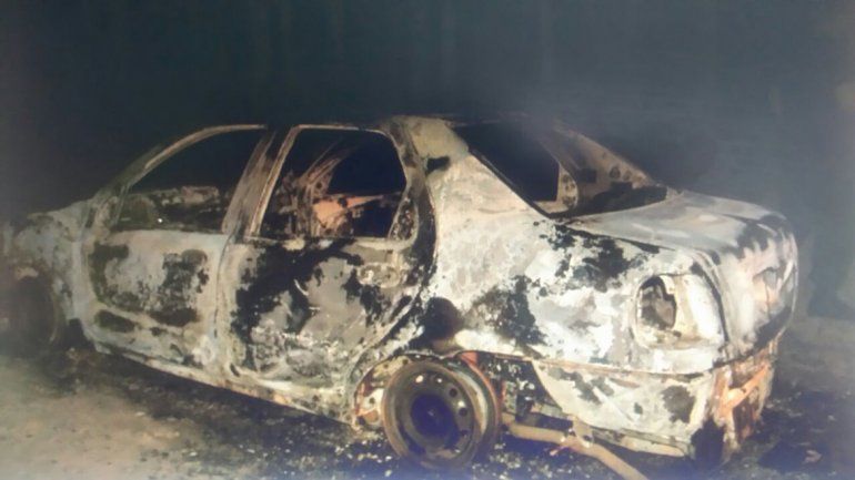 Apareció otro vehículo robado, sin motor ni butacas y envuelto en llamas