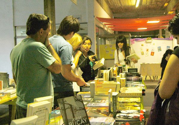 La Feria del Libro empezó a mostrar sus atractivos
