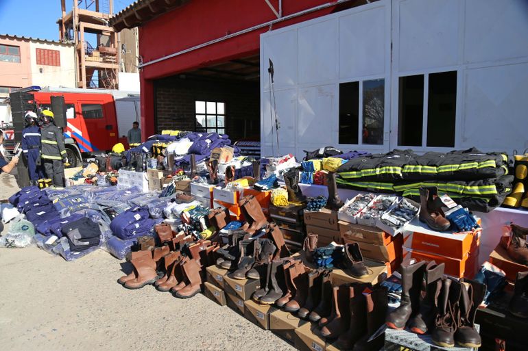 También se recibió la donación de 80 mamelucos térmicos, 250 botas de seguridad y 50 cascos, entre otros insumos fundamentales para enfrentar los incendios.  