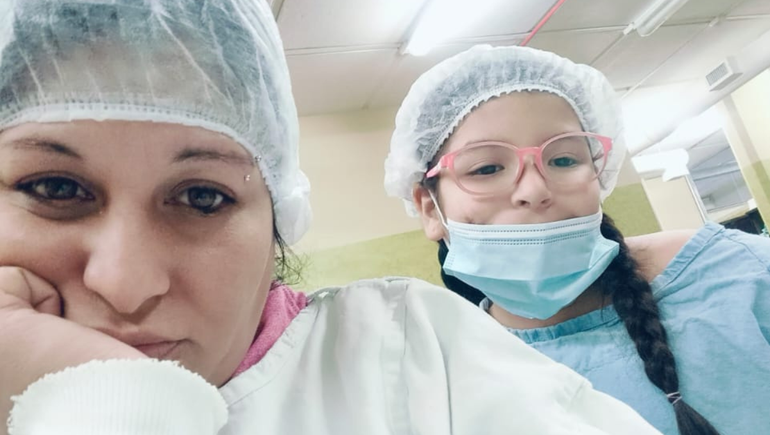 Jade junto a su mamá esperan la evolución en el Hospital Garrahan.