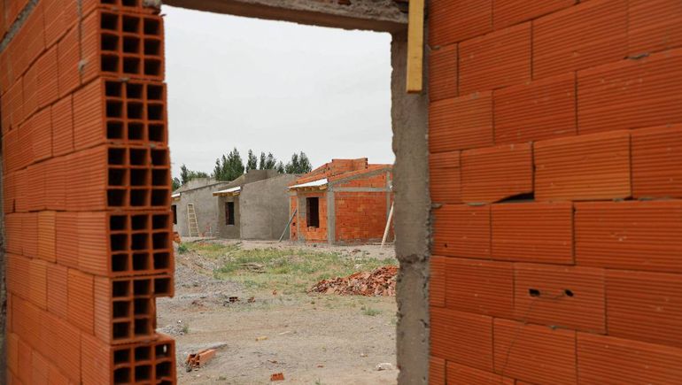 Mariano Lavin asegur&oacute; que el objetivo es terminar las viviendas en marcha.