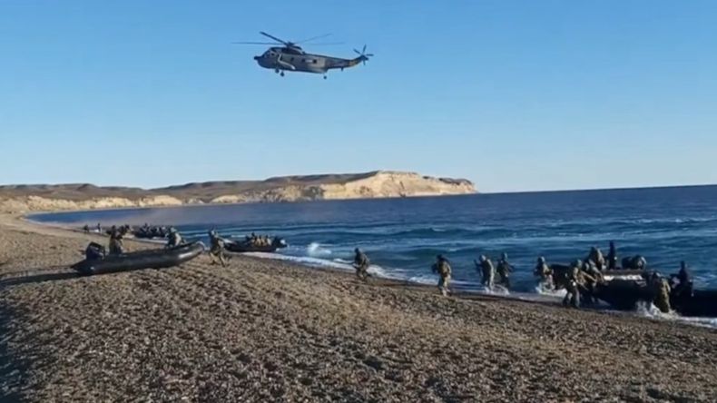 Las maniobras con fuerzas especiales de la Armada se realizaron en Playa Cracker, cerca de Puerto Madryn.