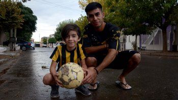 el pibe albanil que hizo 3 goles y le regalo la pelota a su hermanito que no tenia