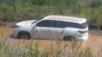 La camioneta robada aparecio abandonada en un camino inundado por la lluvia. La camioneta robada aparecio abandonada en un camino inundado por la lluvia.