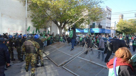 De un lado, gas pimienta; del otro, un palo. Así fue el miércoles en Viedma.