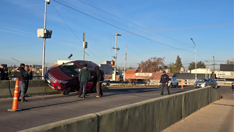 De no creer: así quedó un auto en uno de los puentes de la Ruta 7