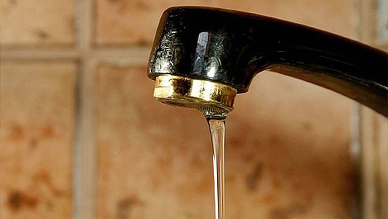 Baja presión y cortes de agua, el drama en algunos barrios que ARSA trata de solucionar desde los cortes.