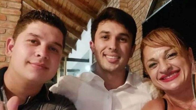 Alejandra La Locomotoroa Oliveras junto a sus dos hijos.