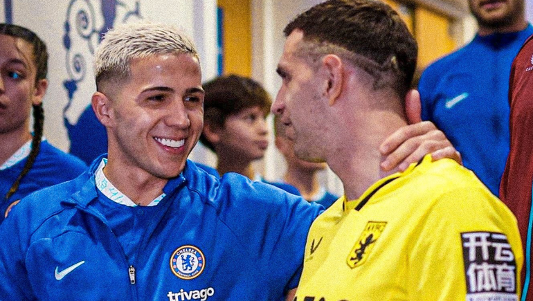 Dibu Martínez repite la atajada de la final con Francia ante el Chelsea de Enzo