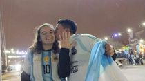 Mientras vecinos salían tras la final del partido de Argentina - España, una joven pareja se robó todas las miradas con una escena de película. Mientras vecinos salían tras la final del partido de Argentina - España, una joven pareja se robó todas las miradas con una escena de película.