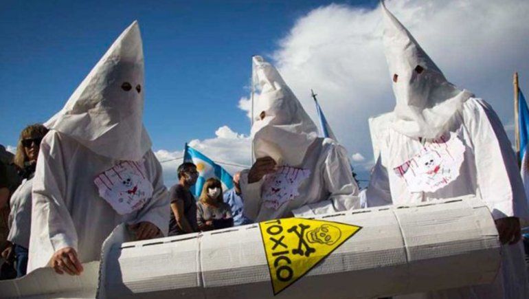 Repudian a manifestantes disfrazados de miembros del Ku Klux Klan