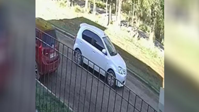 El auto que merodea los barrios y mete miedo en los cipoleños