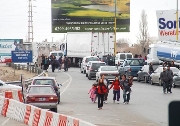 Paso bloqueado, por protesta tras crimen