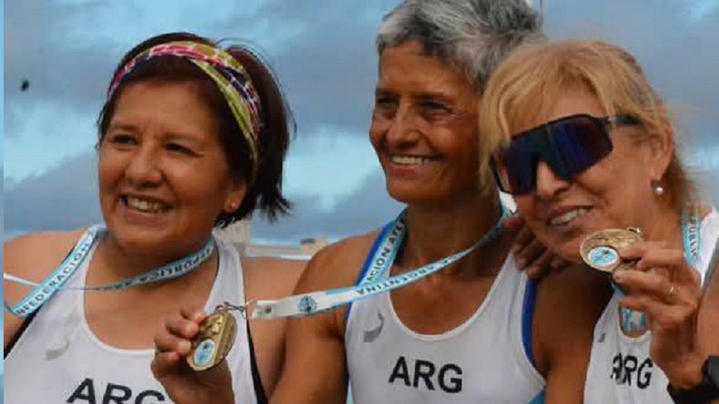 Plácida (izquierda) con su medalla del segundo puesto en una de las dos carreras donde compitió. 