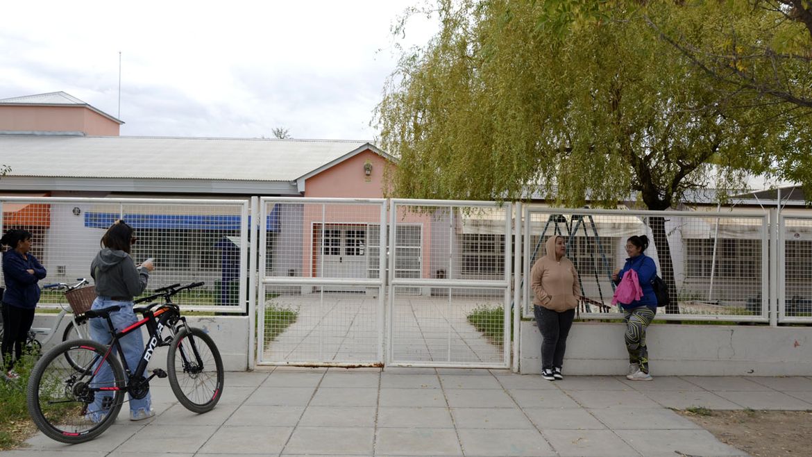 Las familias autoconvocadas del Jardín 1 de Cipolletti, reclamaron durante días para garantizar el inicio de clases de los niños. | LMCipolletti.com Las familias autoconvocadas del Jardín 1 de Cipolletti, reclamaron durante días para garantizar el inicio de clases de los niños.
