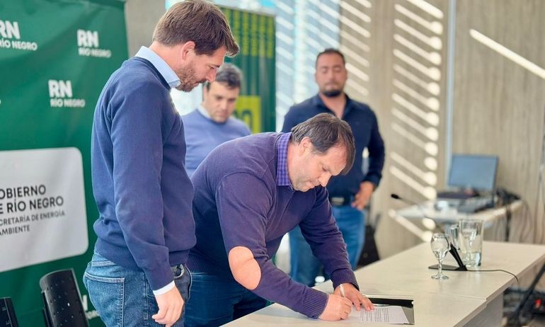 El intendente Rodrigo Buteler firmó el convenio con la Cámara Empresarial de Servicios de Río Negro