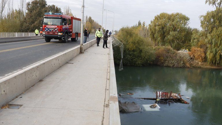 Tercer Puente: perdió el control del camión y cayó al río