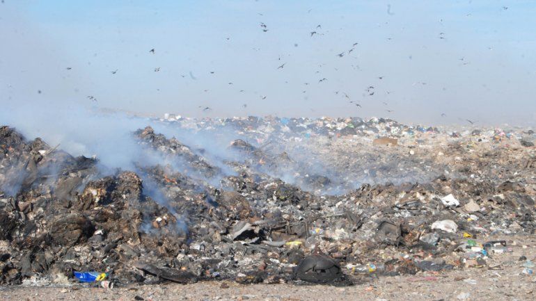 El basural a cielo abierto está colapsado y Tortoriello analizó diferentes alternativas. Desechó unirse a municipios rionegrinos para arrancar de cero.