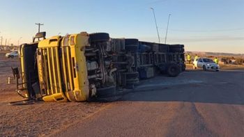 otra vez un camion volco en la region: creen que le fallaron los frenos