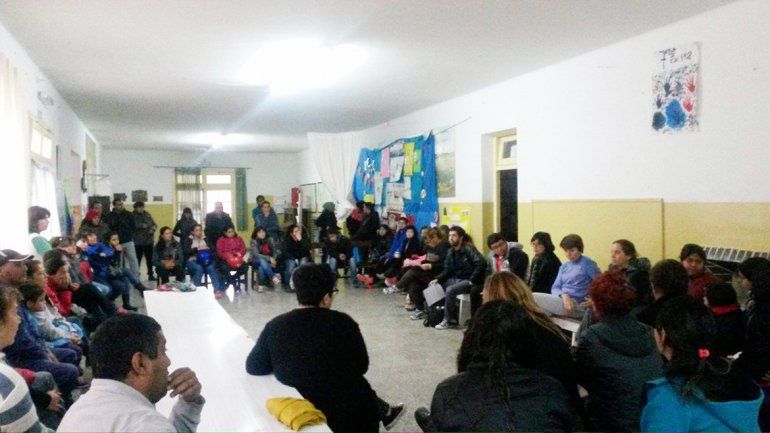 Padres y docentes definieron el petitorio el jueves por la noche.