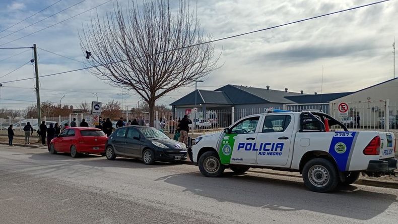 Las amenazas hicieron que se pusiera en marcha un operativo que incluyó el desalojo del establecimiento y el cierre de calles aledañas al edificio hospitalario. | LMCipolletti.com Las amenazas hicieron que se pusiera en marcha un operativo que incluyó el desalojo del establecimiento y el cierre de calles aledañas al edificio hospitalario.