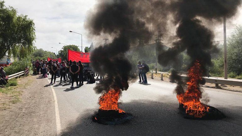 Organizaciones sociales cortan los puentes carreteros por una paritaria social