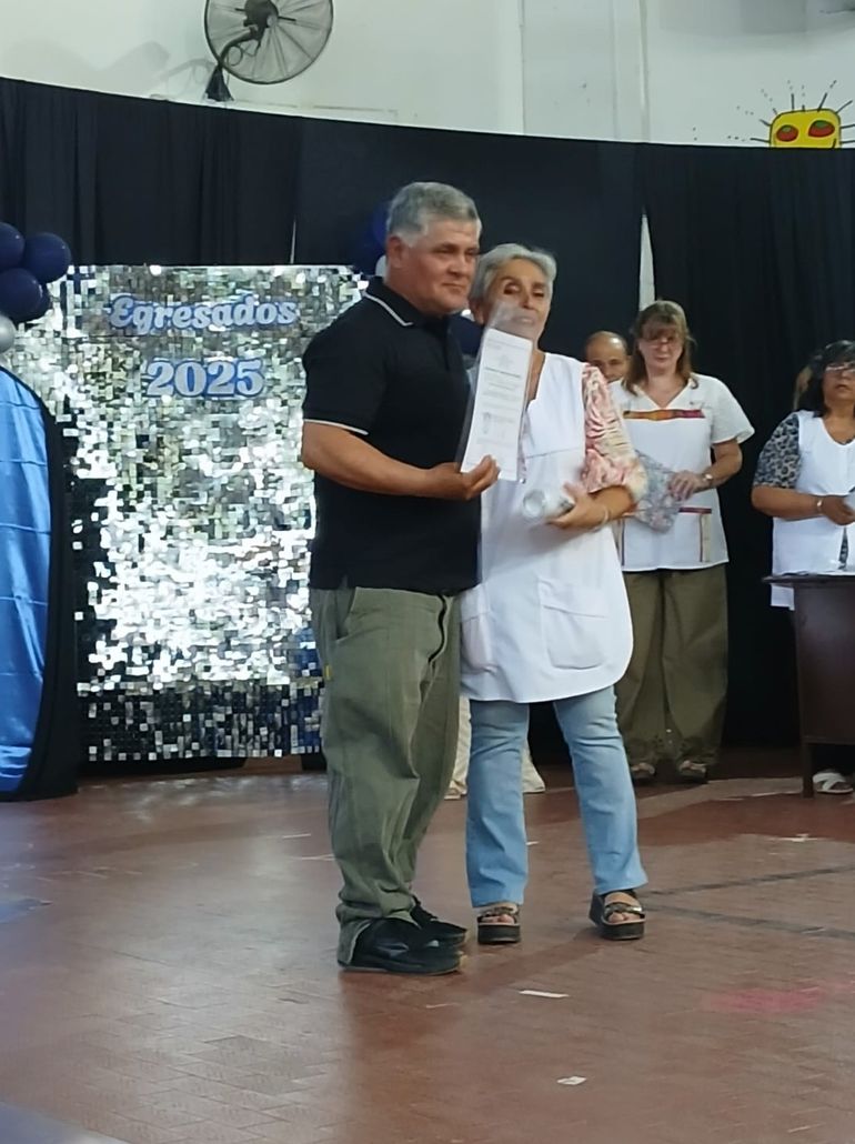 Los empleados municipales Miguel Jara, Domingo Hernán Martínez y Juan Martínez terminaron la primaria en la escuelita de Sitramuci y ahora pasaron a planta en la comuna. En la imagen, se lo ve a Miguel Jara junto a la docente Gloria Díaz. 