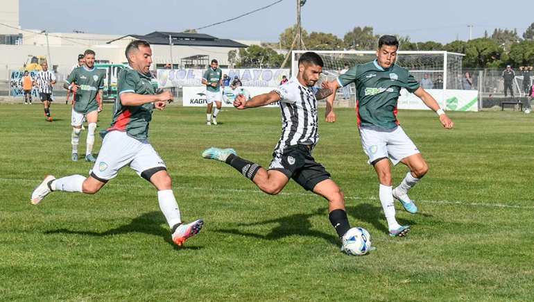 Carmona fue titular y salió en el final del partido. Foto: Vanesa Schwemmler