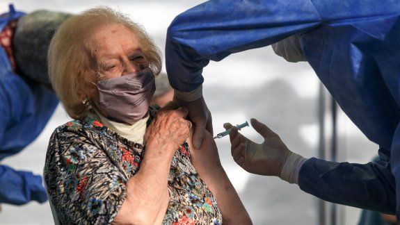 COVID: la OMS pide vacunar con refuerzos solo a grupos de riesgo