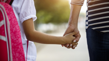 ni con la madre ni con el padre: no la dejaron ponerse un piercing y termino bajo la guarda de su abuela