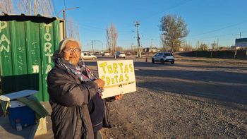 Erminada, a las 9 de la mañana ya había vendido varias docenas de tortas fritas en la ruta 65.