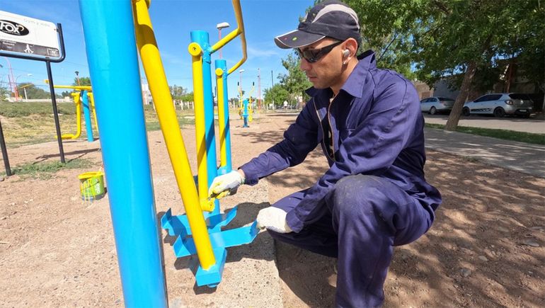 La Muni salió a pintar los gimnasios al aire libre de la ciudad