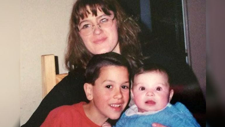 Mónica junto a sus dos hijos, en una de sus últimas fotos. 