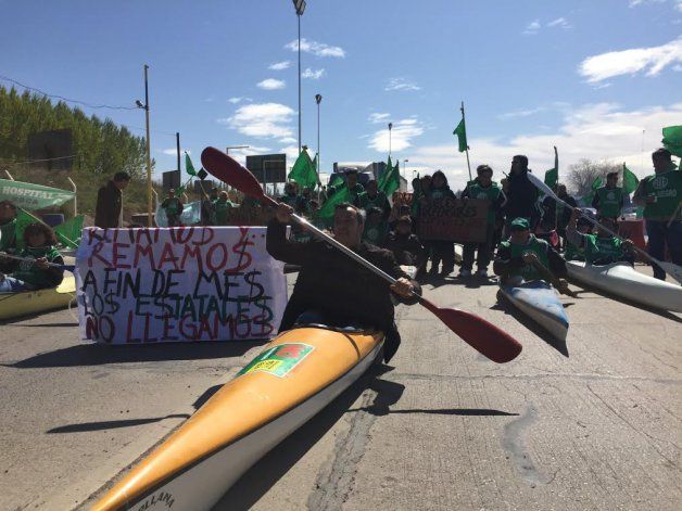 Los manifestantes de ATE llevaron canoas al corte. Allí dijeron que tienen que remarla para llegar a fin de mes.&nbsp;