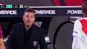 gallardo se enojo con un de la cruz tocado, lo saco y no lo saludo
