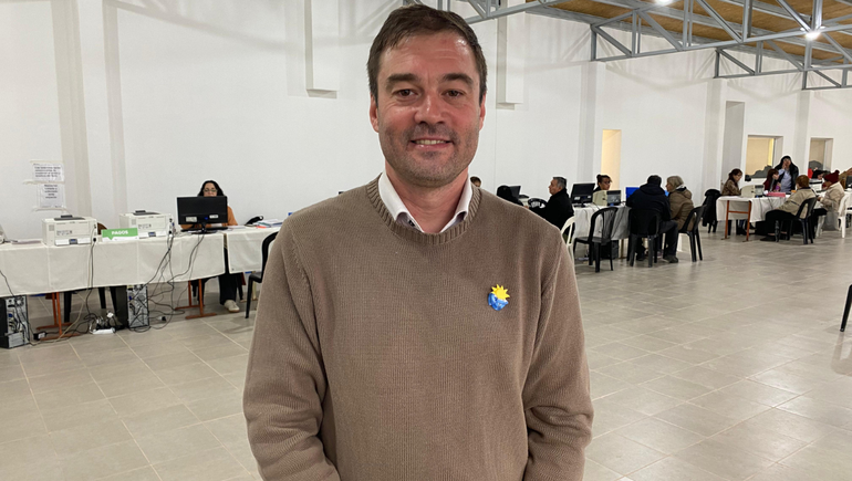 Mariano Lavín, titular del IPPV presente en los operativos de atención a los vecinos en Cipolletti.